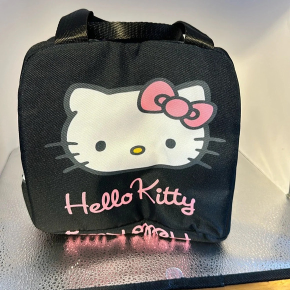 Hello Kitty, insulated lunch bag. There is a pocket in the front.​ - Picture 1 of 5